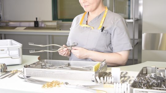 Välinehuoltaja työssään Suomen Välinehuollossa